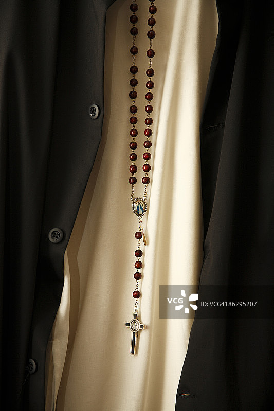 牧师的服装和十字架图片素材