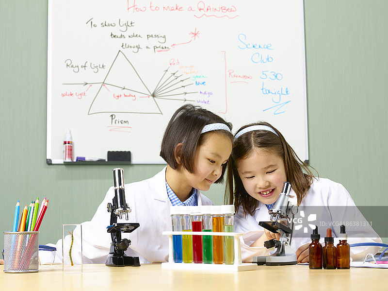 8岁女孩在学校的科学实验室里。图片素材