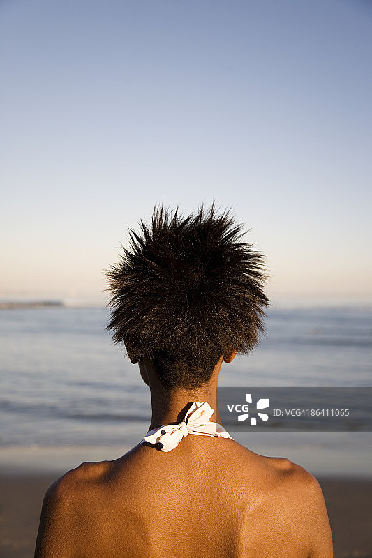 女人看着大海图片素材