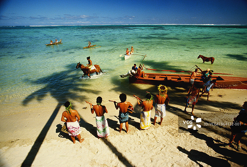 塔希提岛，波拉波拉岛，海滩上为游客演奏小夜曲的人们图片素材
