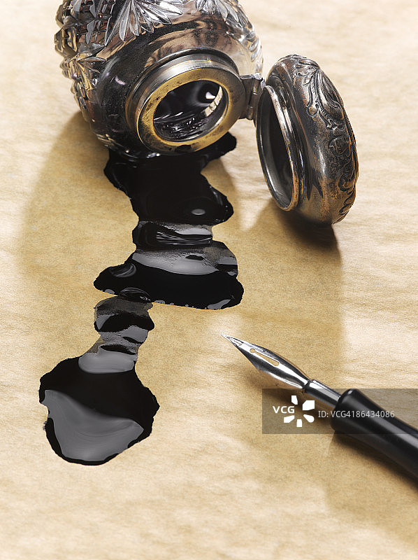 墨水从墨水池中溢出图片素材