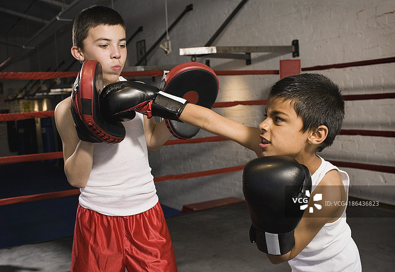 年轻拳击手训练场景图片素材