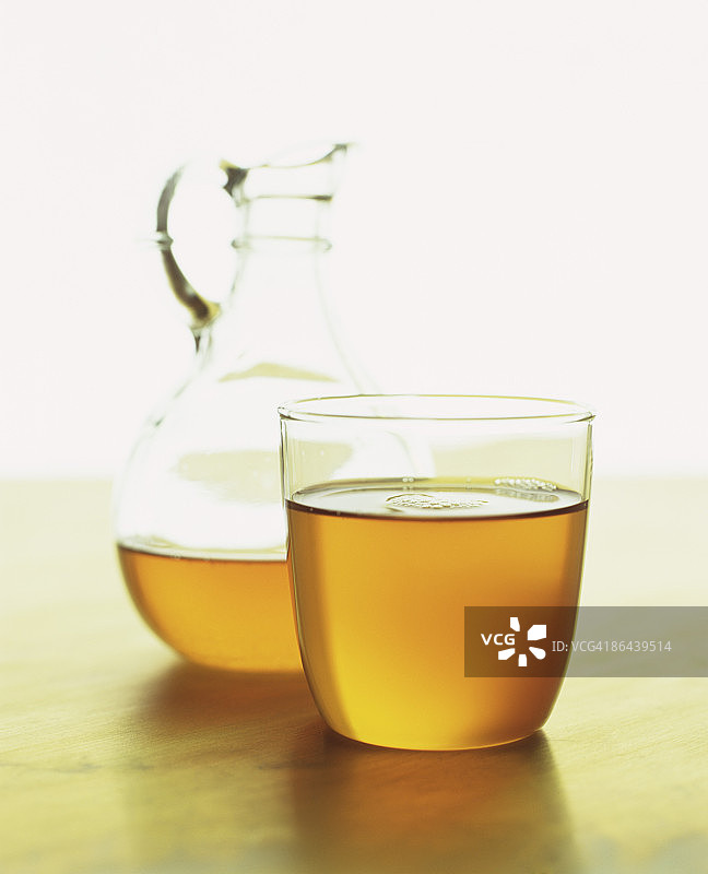 摩洛哥阿甘油瓶和玻璃杯图片素材