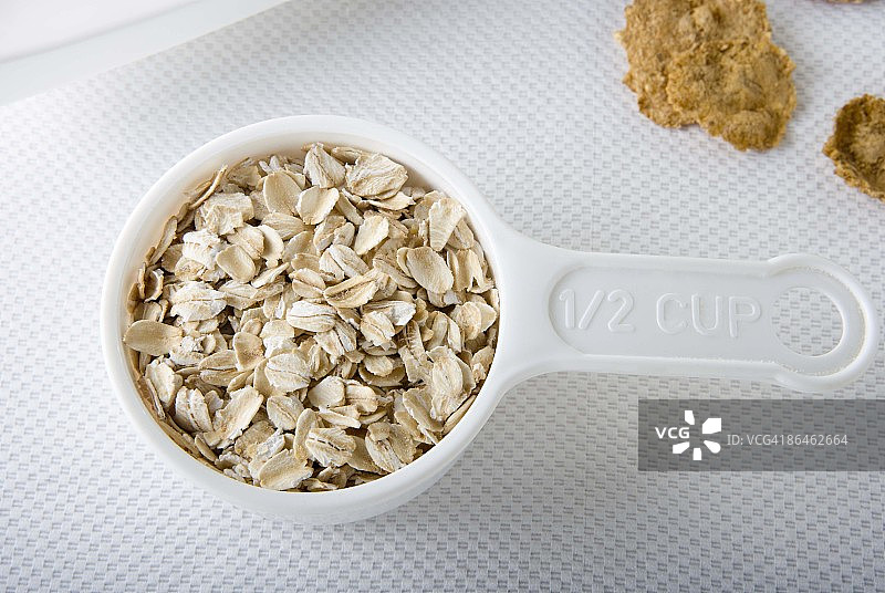 量杯中的燕麦图片素材