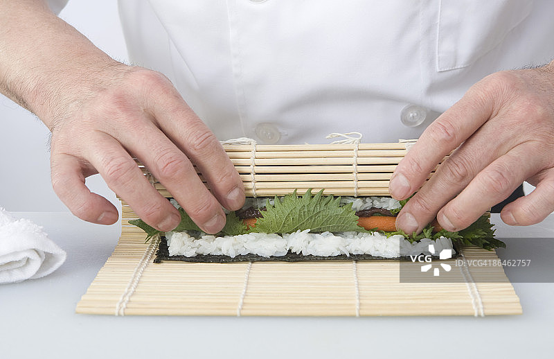 厨师制作寿司图片素材