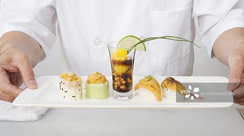 厨师拿着寿司拼盘图片素材