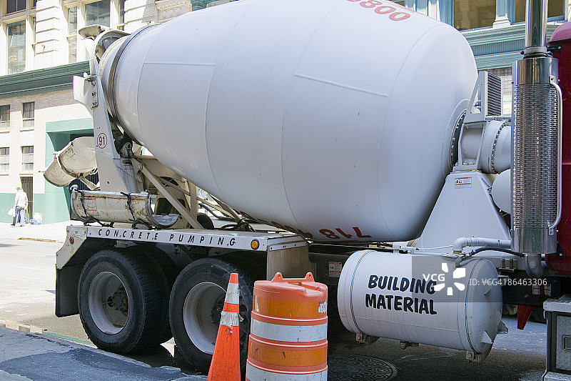 街道上的水泥罐车图片素材