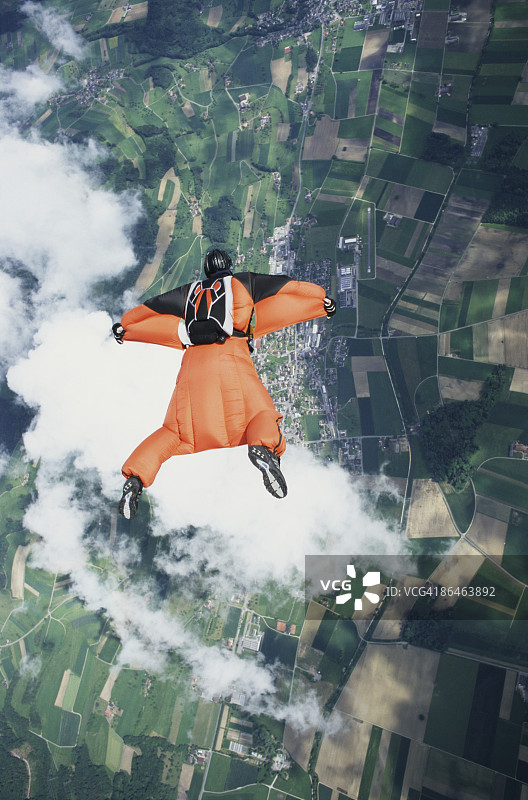 穿着翼装进行跳伞的男人图片素材