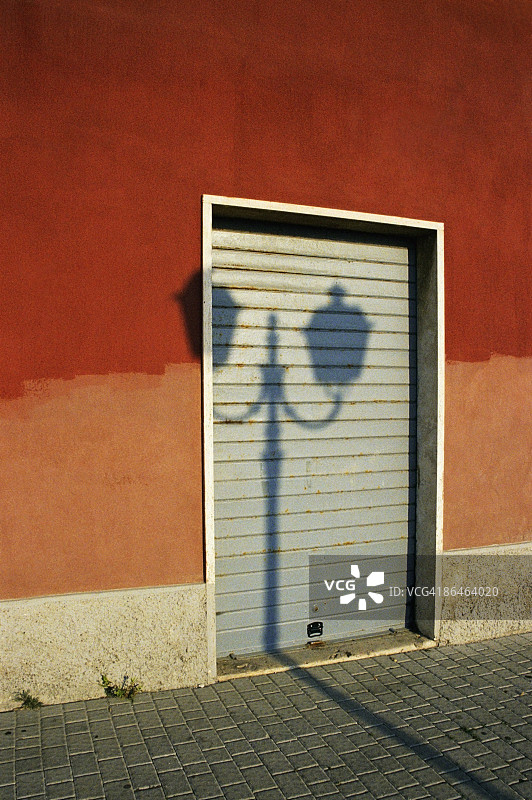 灯柱在门上的影子图片素材