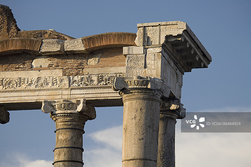 意大利罗马遗址的三角楣饰和柱子图片素材