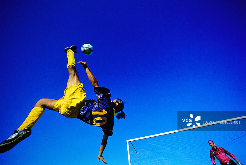 足球，球员倒钩，背景有球门，低角度图片素材