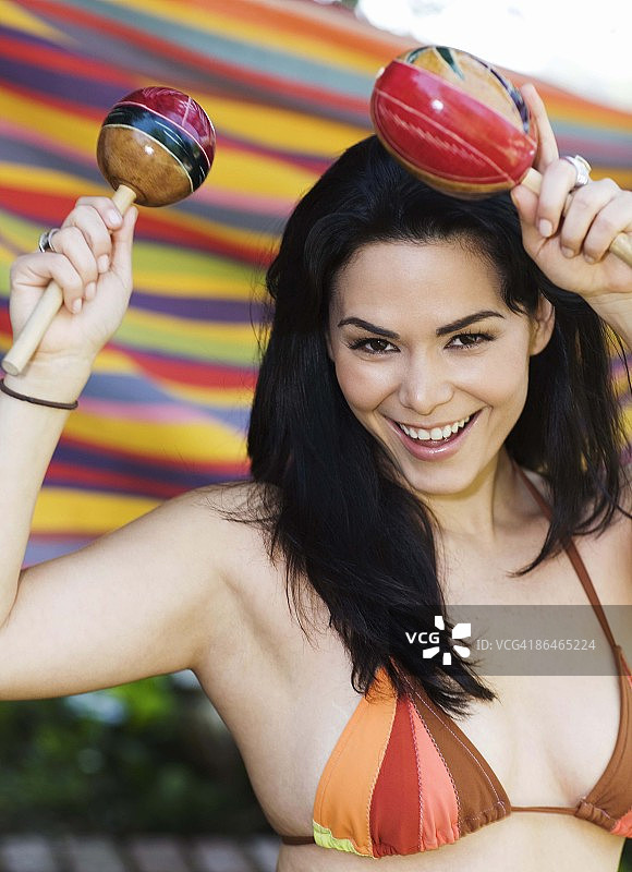 演奏沙槌的女人图片素材