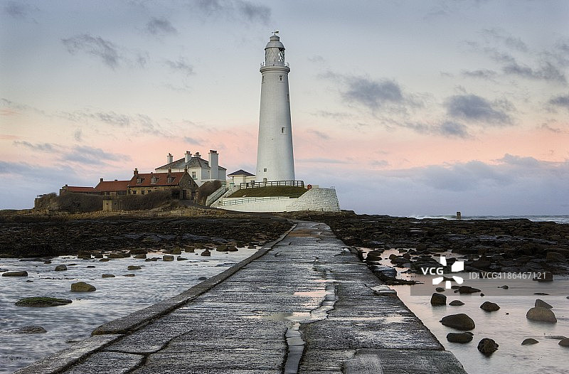 英国泰恩-威尔圣玛丽岛和灯塔的黄昏景色图片素材