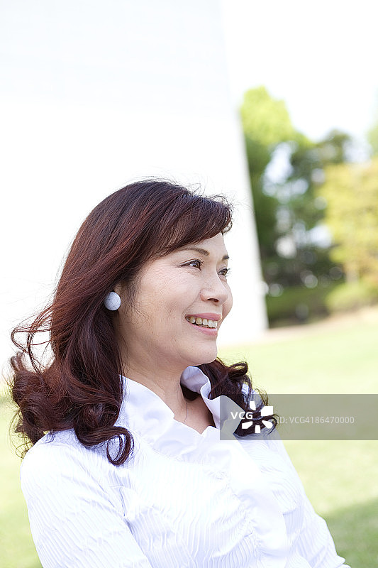 女士在露台上放松图片素材