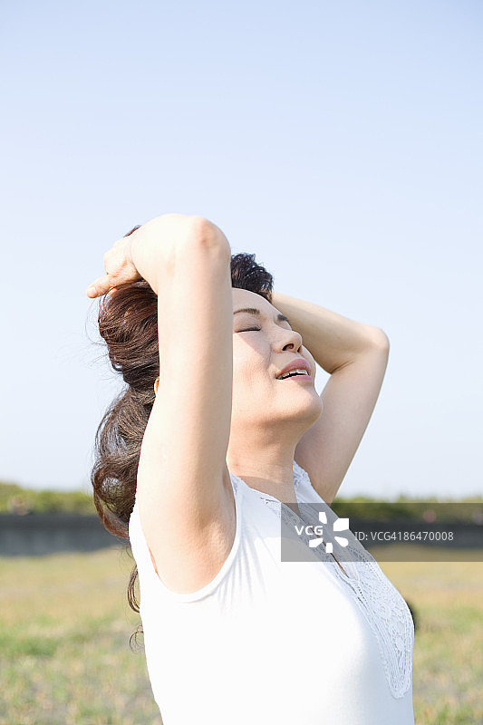 女人在海滩上放松身心图片素材