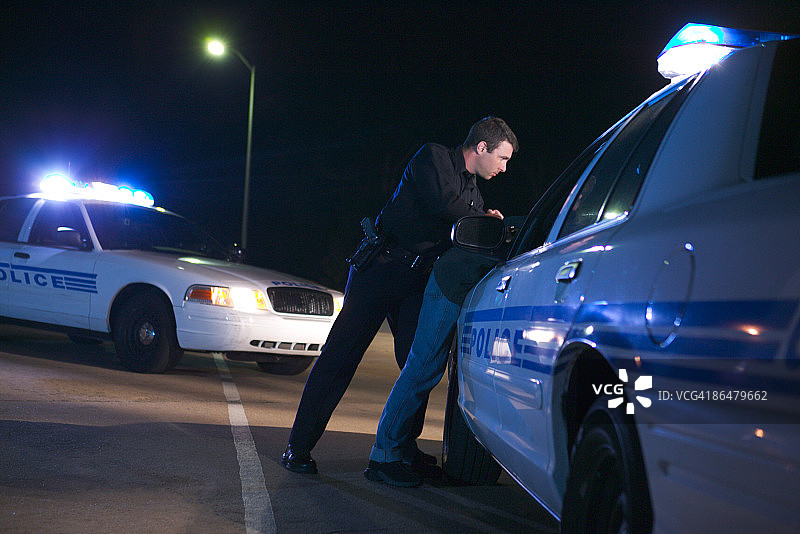 警官正在逮捕图片素材