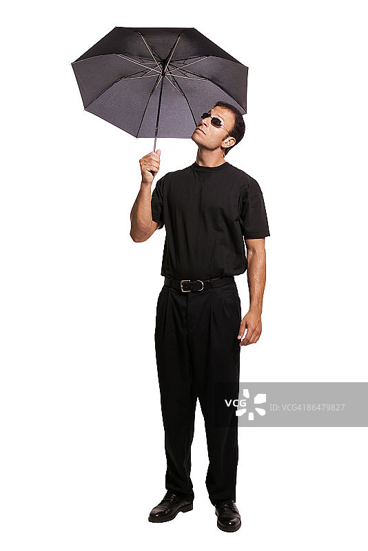 男人拿着雨伞图片素材