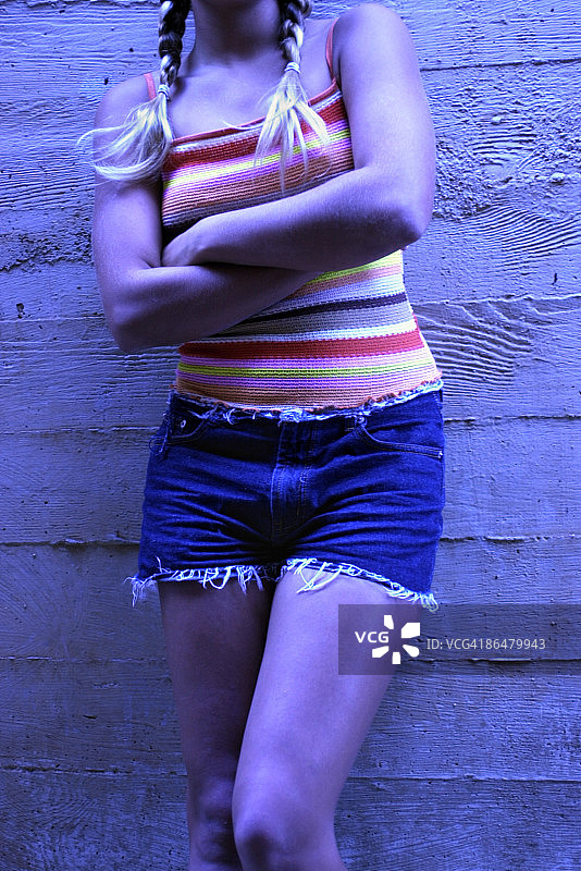 双臂交叉的少女图片素材