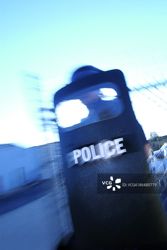 防暴警察盾牌后图片素材