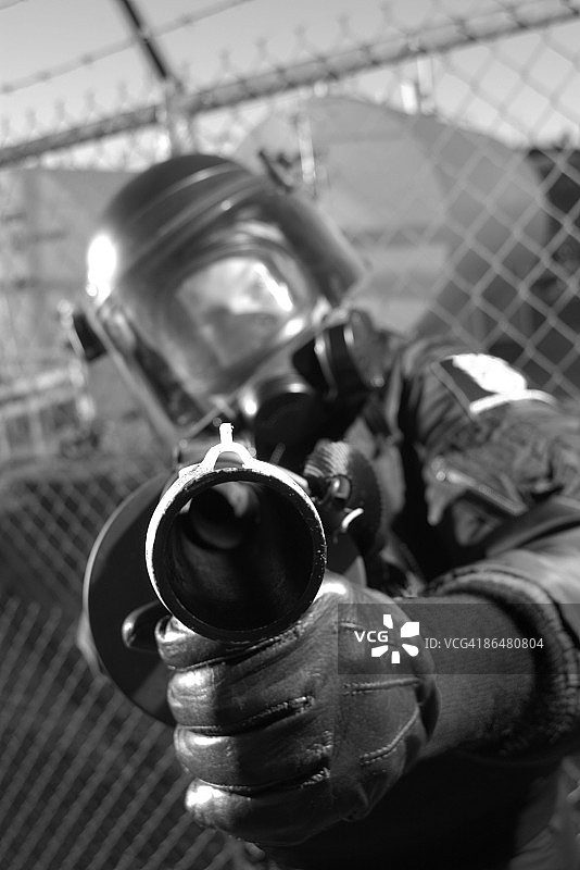 身穿防暴装备瞄准武器的警察图片素材