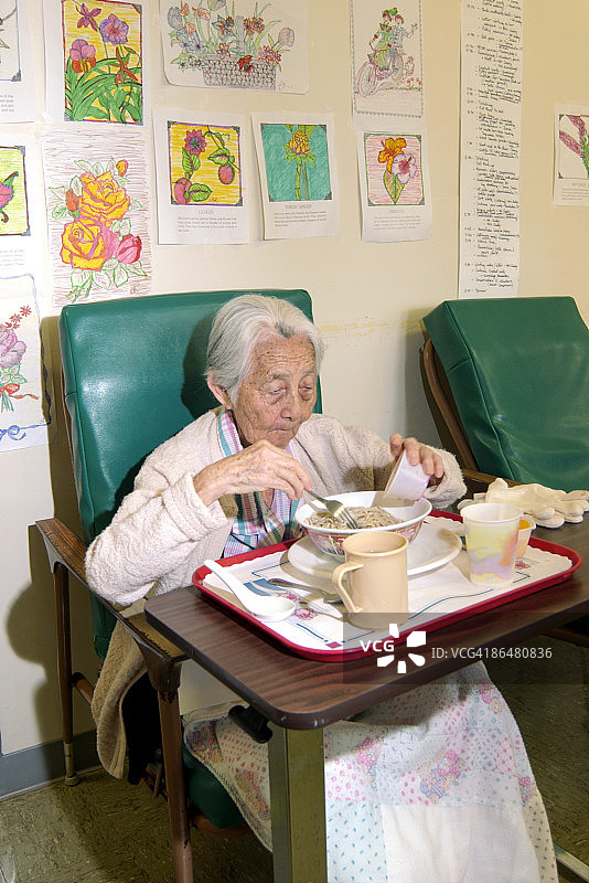 年长的女人在吃东西图片素材