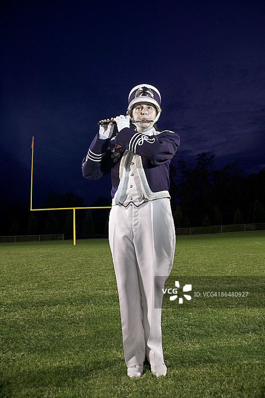 行进乐队中的短笛演奏者图片素材