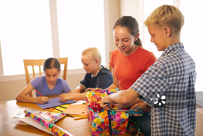 儿童涂色和包装礼物图片素材