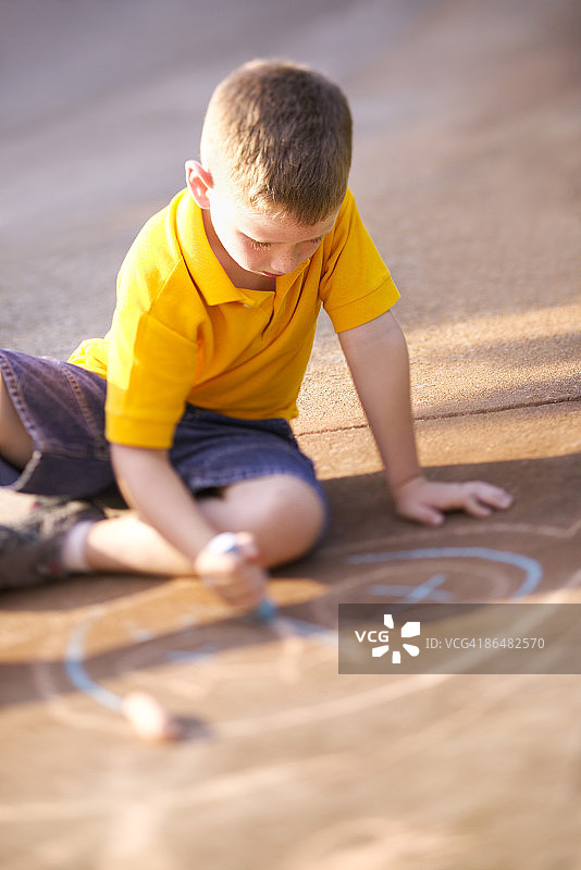 男孩用粉笔画画图片素材