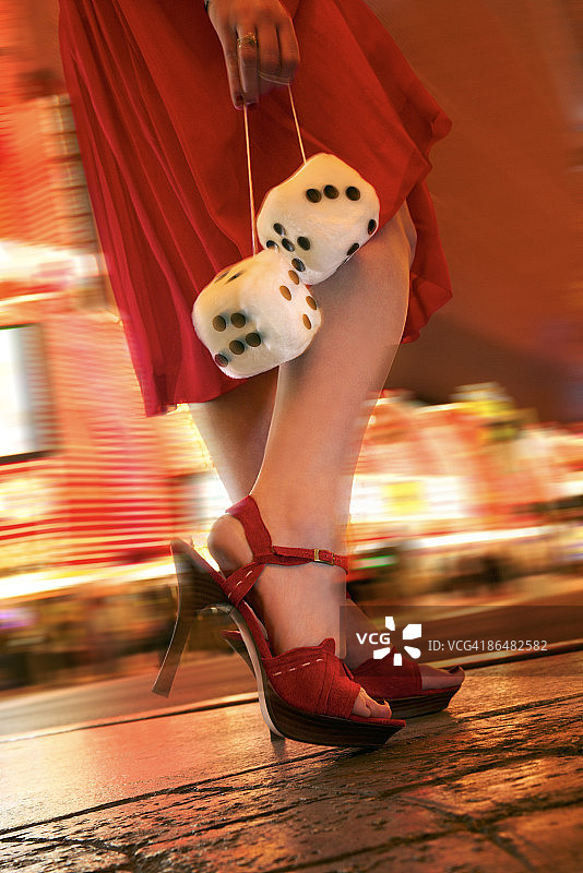 拿着骰子的女人图片素材