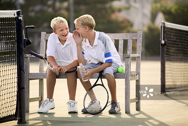 拿着网球拍的男孩图片素材