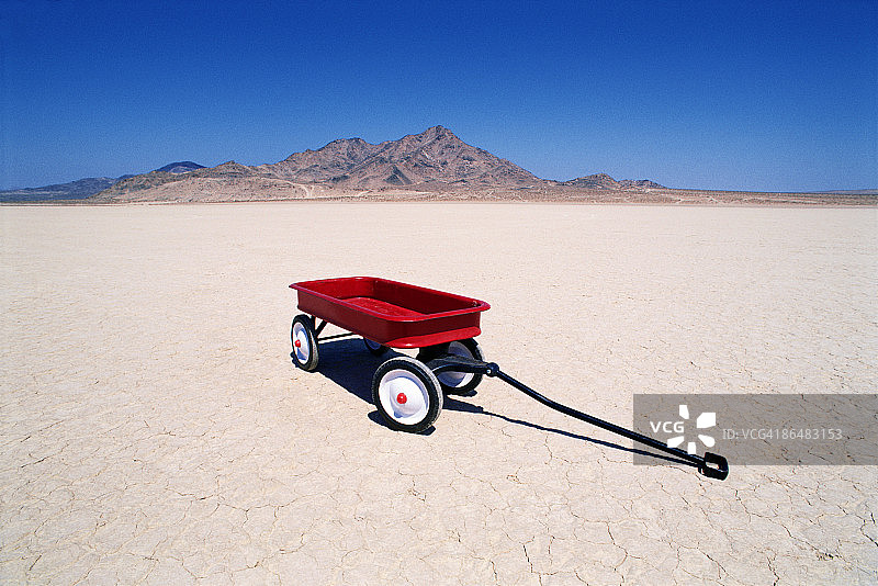 沙漠中的红色篷车图片素材