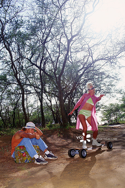 带着手提箱和山地板搭便车的夫妇图片素材