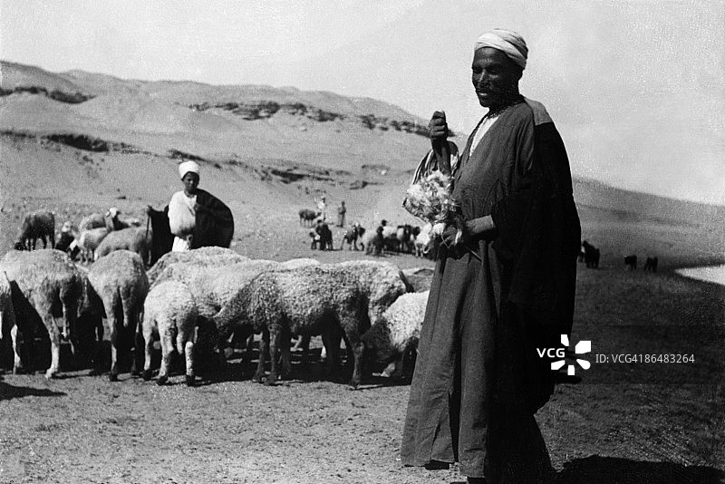 牧羊人与羊群的复古照片图片素材