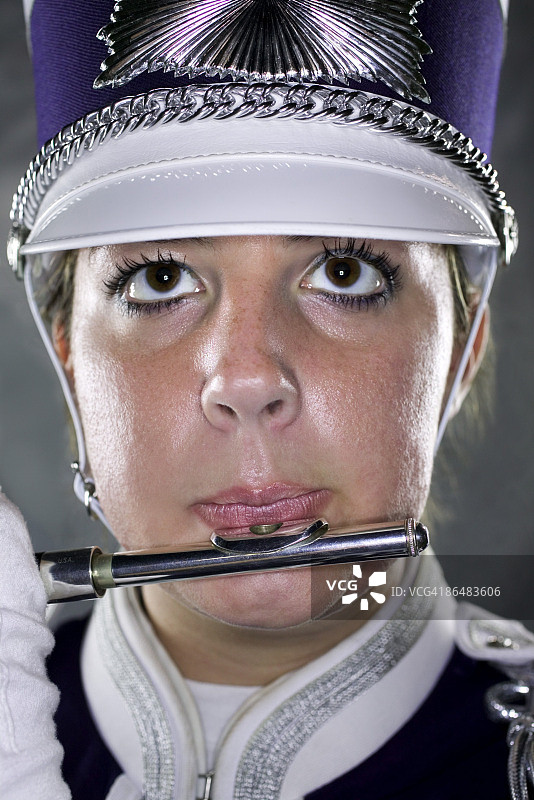 行进乐队中的短笛演奏者图片素材