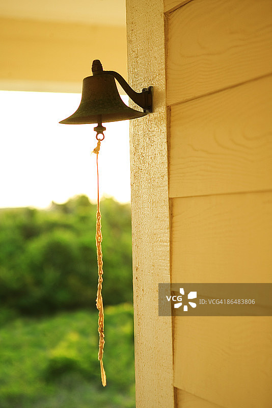 房子旁的晚餐铃图片素材