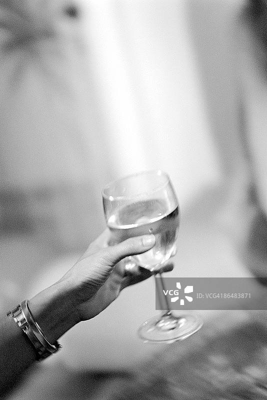 手持红酒杯图片素材