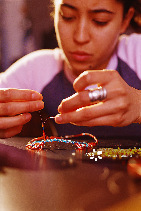 制作珠饰的少女图片素材