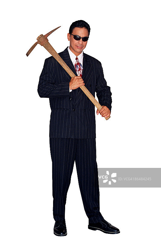 身穿细条纹西装，手持镐的商人图片素材