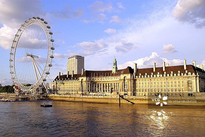 有伦敦眼和泰晤士河的市政厅图片素材