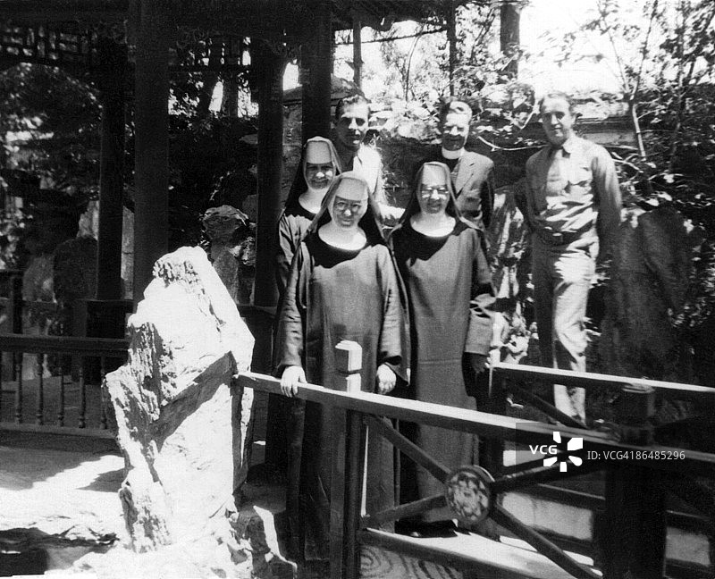 修女和牧师的复古照片图片素材