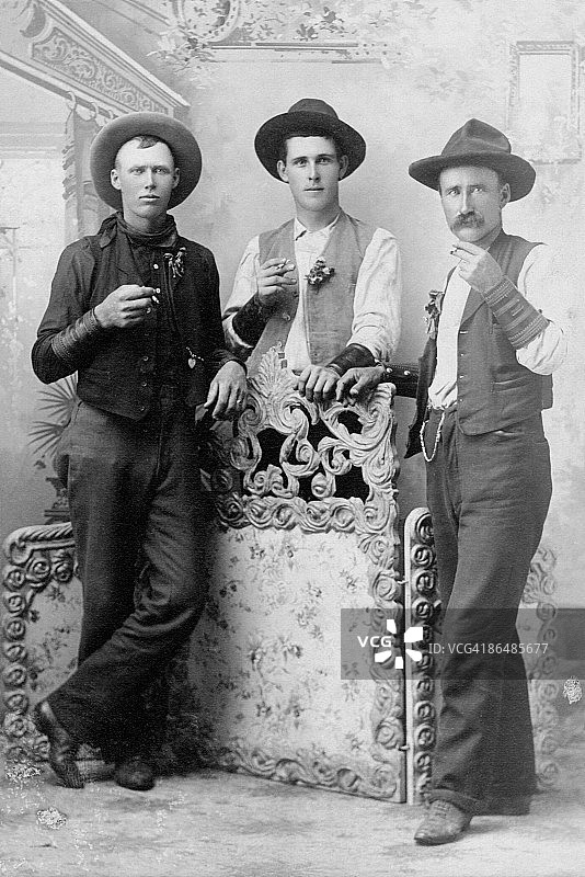 牛仔喝酒抽烟复古图片图片素材