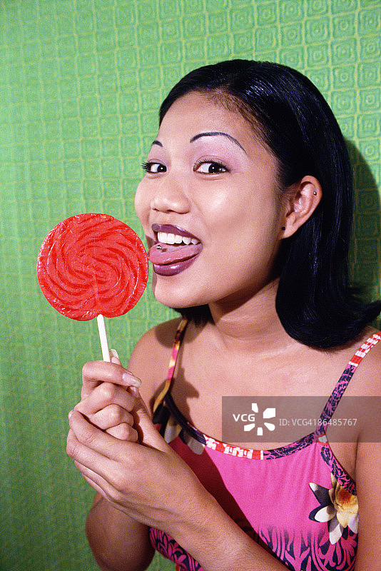 女人在舔棒棒糖图片素材