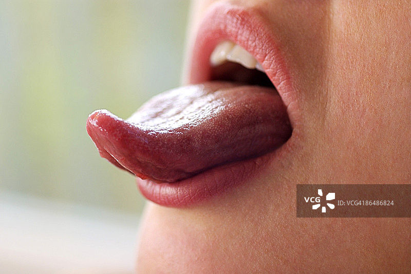 吐舌头的女人图片素材