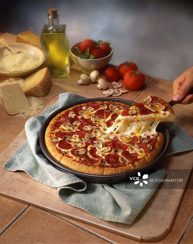 意大利香肠蘑菇披萨图片素材