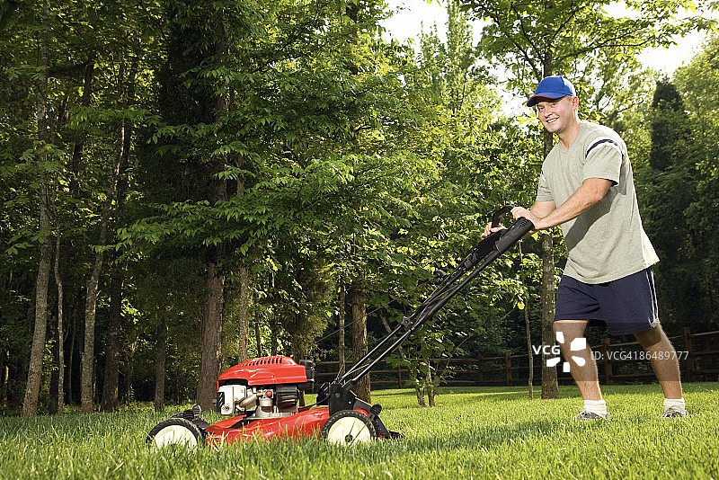 男人在割草图片素材