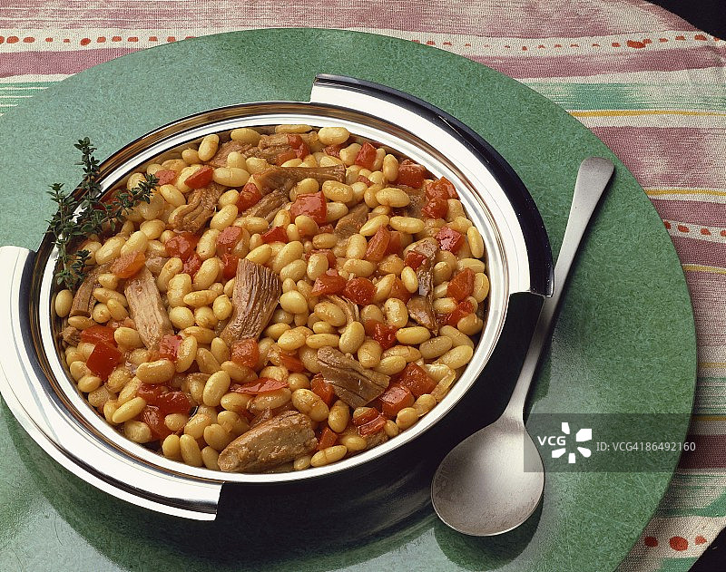 火鸡、豆类和番茄砂锅图片素材