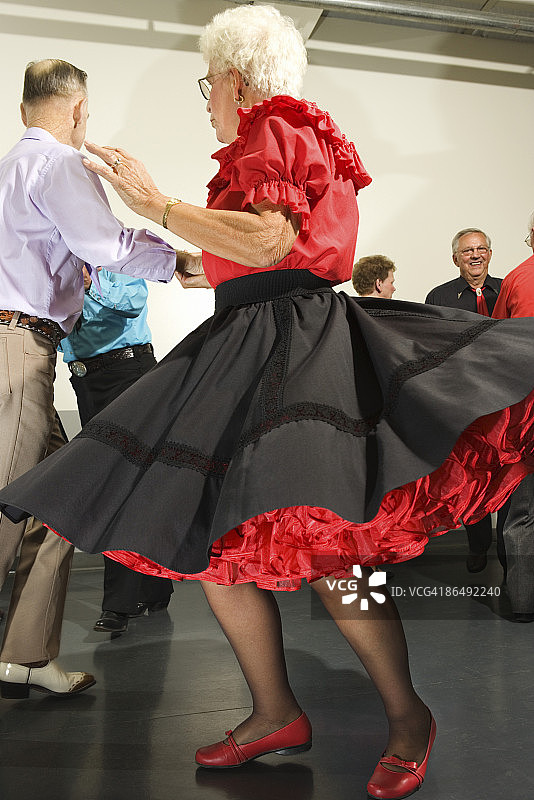 情侣跳广场舞图片素材