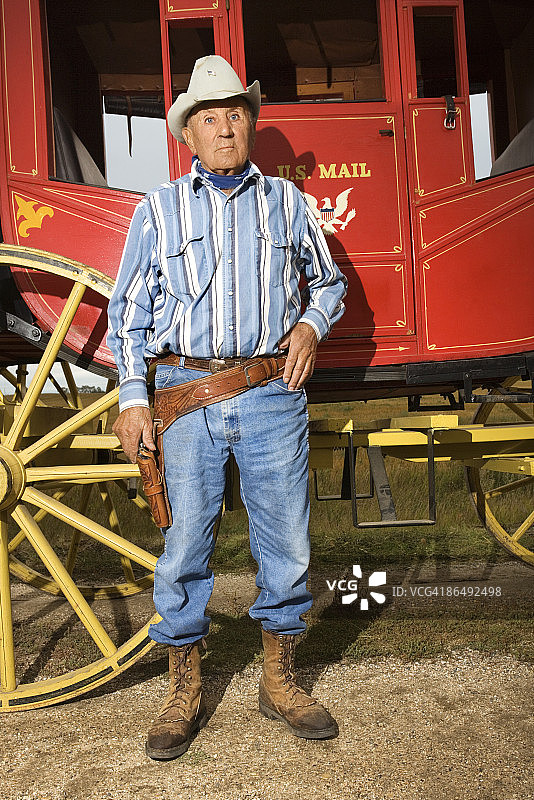 站在驿站马车旁的男人图片素材