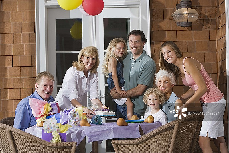 生日庆祝中的家庭图片素材