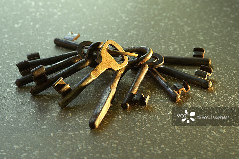 戒指上的老式钥匙图片素材